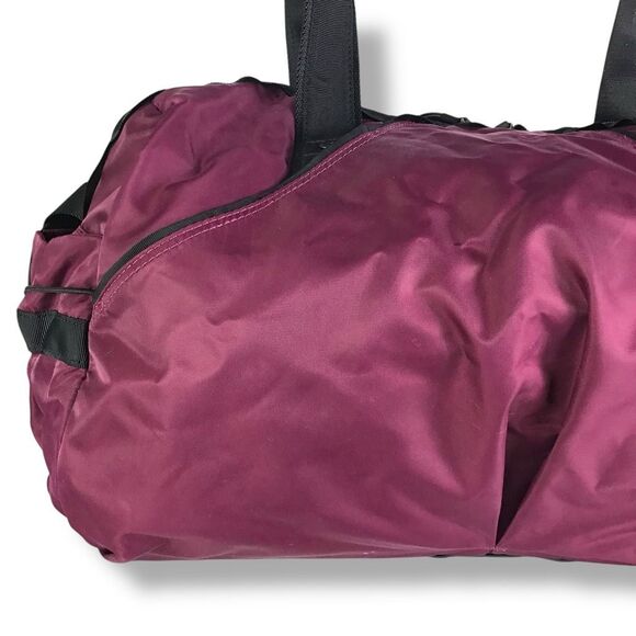 Lululemon Athletica Extra Mile Duffle Gym Yoga Travel Bag Weekender Crossbody - Picture 11 of 16